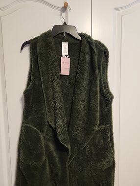 Serra Hooded Plush Vest in Olive